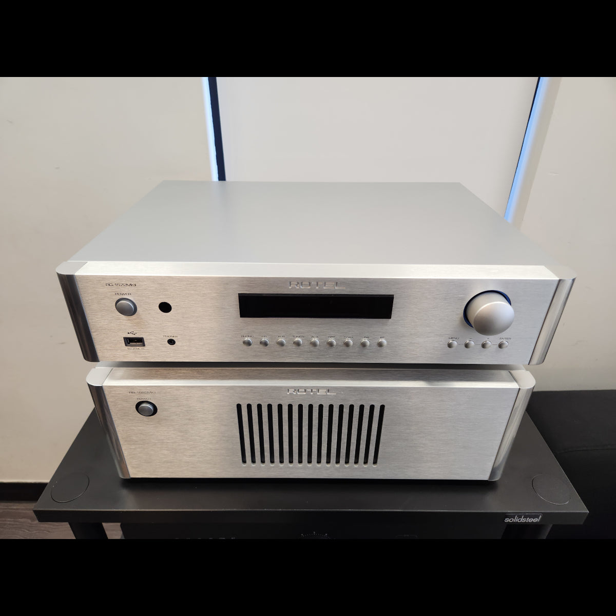 Rotel Pre-Amplifier RC1572 and Power Amplifier RB1582 Bundle (Pre-Owned)