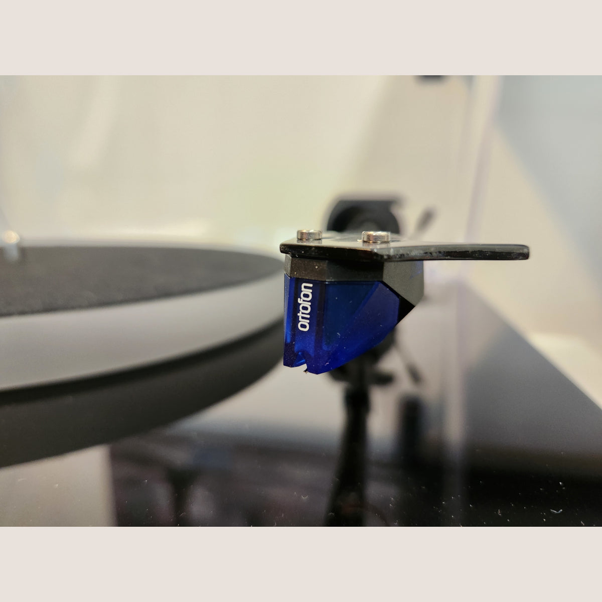 Pro-Ject X1 Turntable With Ortofon 2M Blue Cartridge - Gloss Black (Pre-Owned)